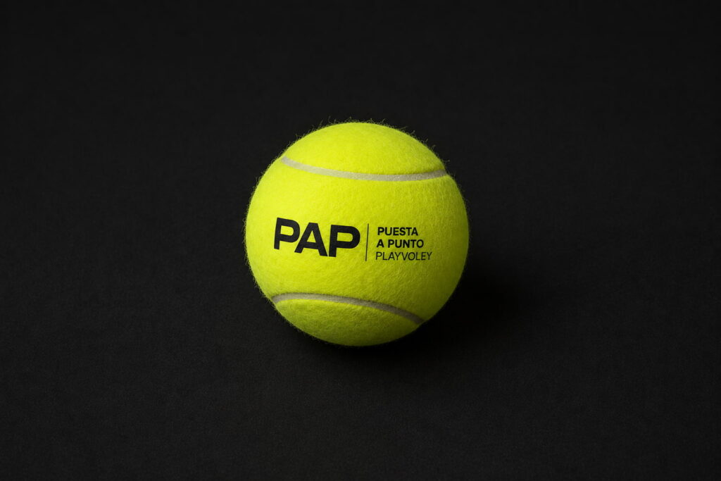 Pelota de tenis incluida en el Material Base PAP para movilidad, descarga, coordinación y control